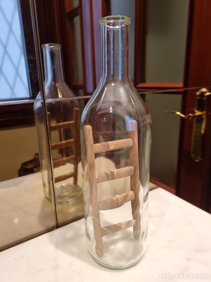 Botellas antiguas: Botella de cristal con escalera de madera en el interior. Nueva. - Foto 1