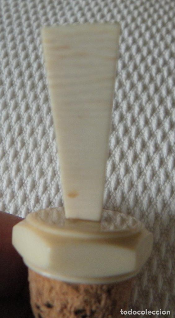 Botellas antiguas: Tapa de botella de marfil. Aprox. 1930 - Foto 5