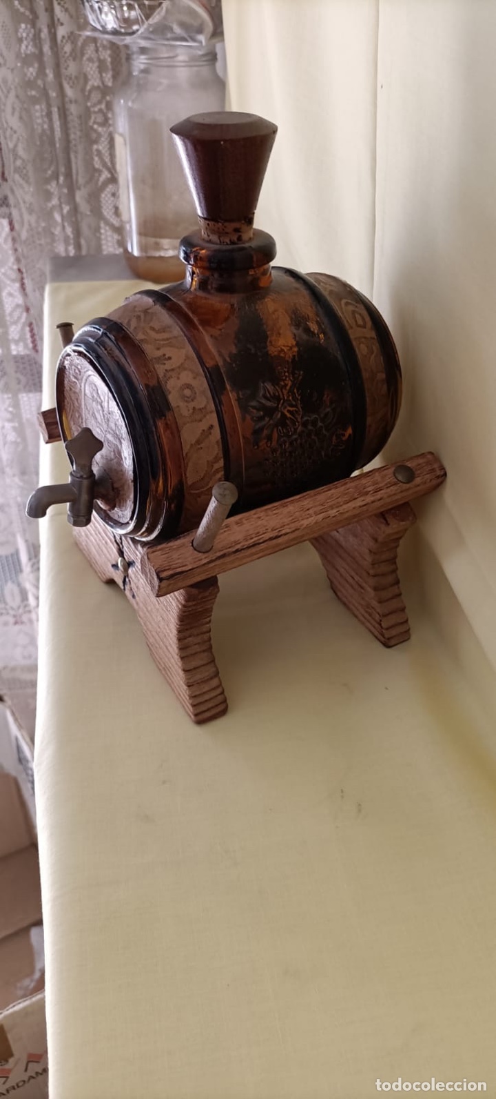 Botellas antiguas: LICORERA CON FORMA DE TONEL CON LA BASE EN MADERA - Foto 2