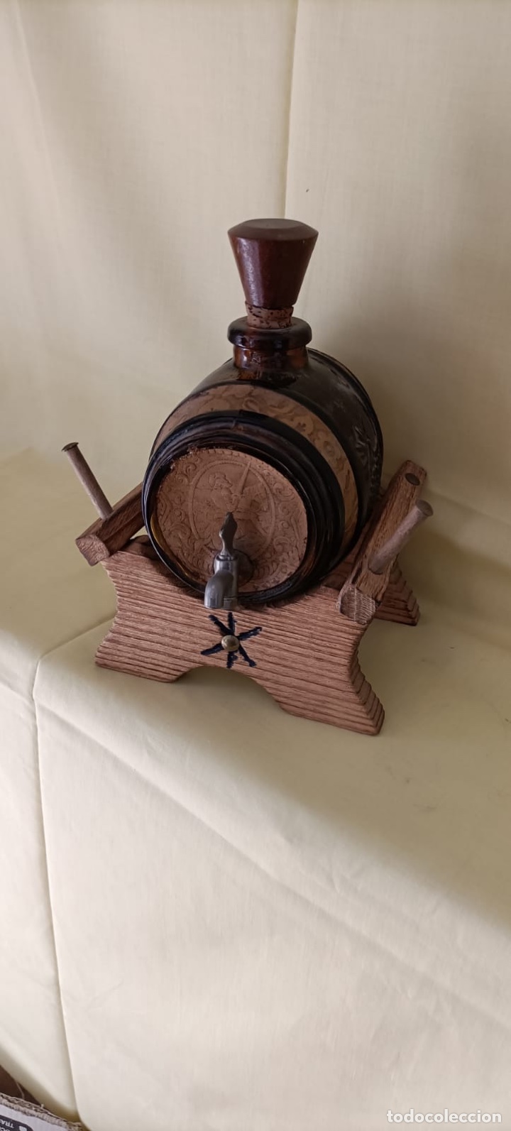 Botellas antiguas: LICORERA CON FORMA DE TONEL CON LA BASE EN MADERA - Foto 1