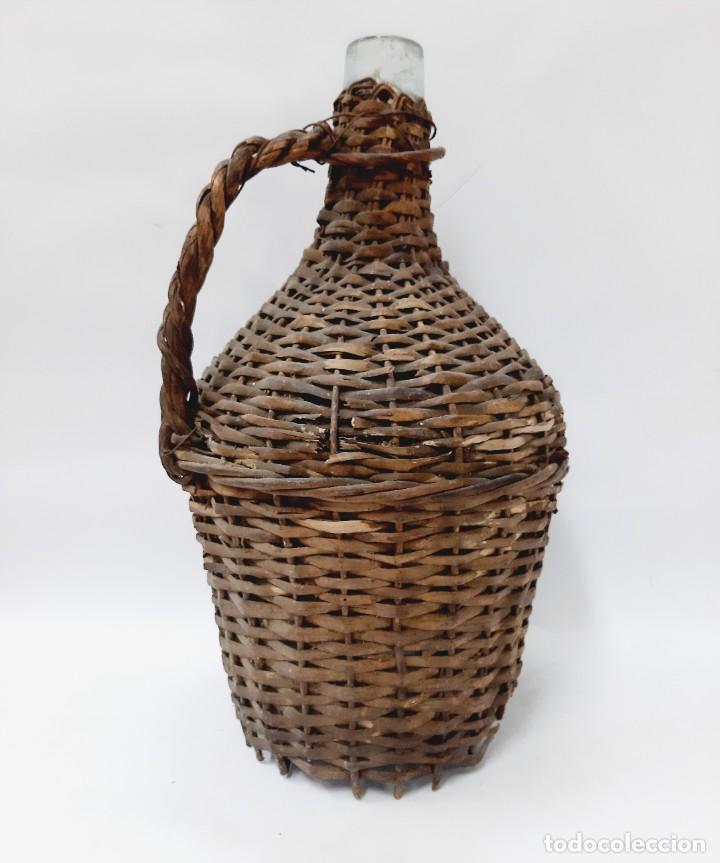 Botellas antiguas: Damajuana antigua de mimbre - Foto 1