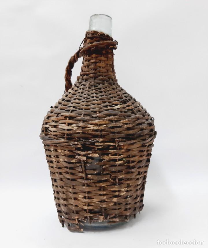 Botellas antiguas: Damajuana antigua de mimbre - Foto 2