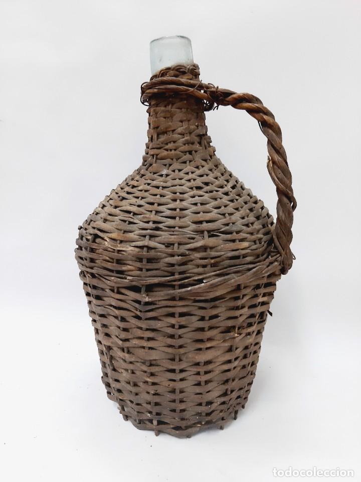 Botellas antiguas: Damajuana antigua de mimbre - Foto 3