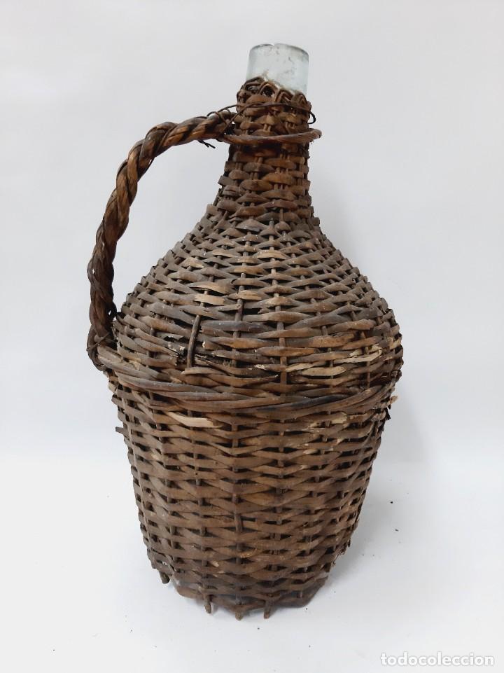 Botellas antiguas: Damajuana antigua de mimbre - Foto 6