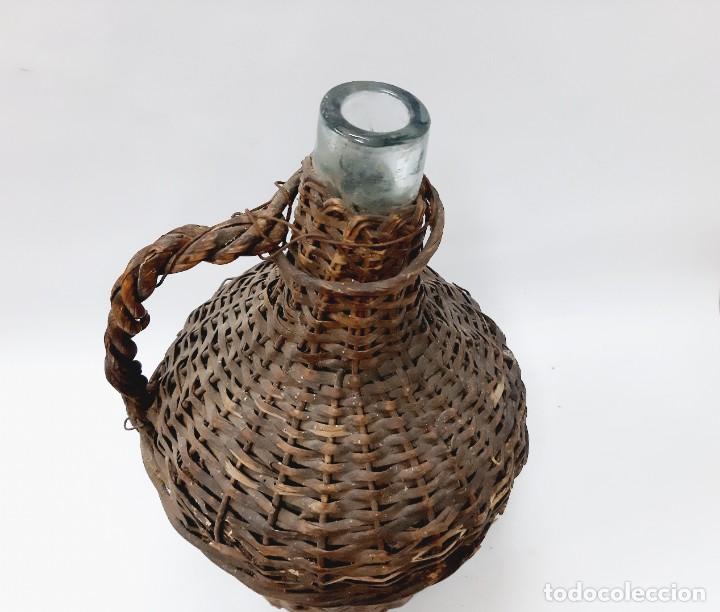 Botellas antiguas: Damajuana antigua de mimbre - Foto 7