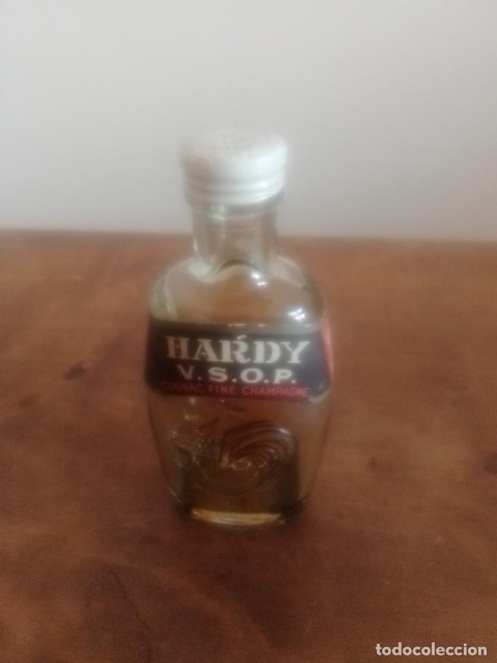 Bouteilles anciennes: Cognac botella miniatura escasa . Destiler&iacute;as A. Hardy & C&deg; / Hardy v.s.o.p