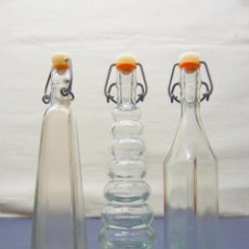 Botellas antiguas: JUEGO DE X 3 BOTELLAS EN DIFERENTES FORMAS - TAPÓN TIPO GASEOSA. Lote 322211898