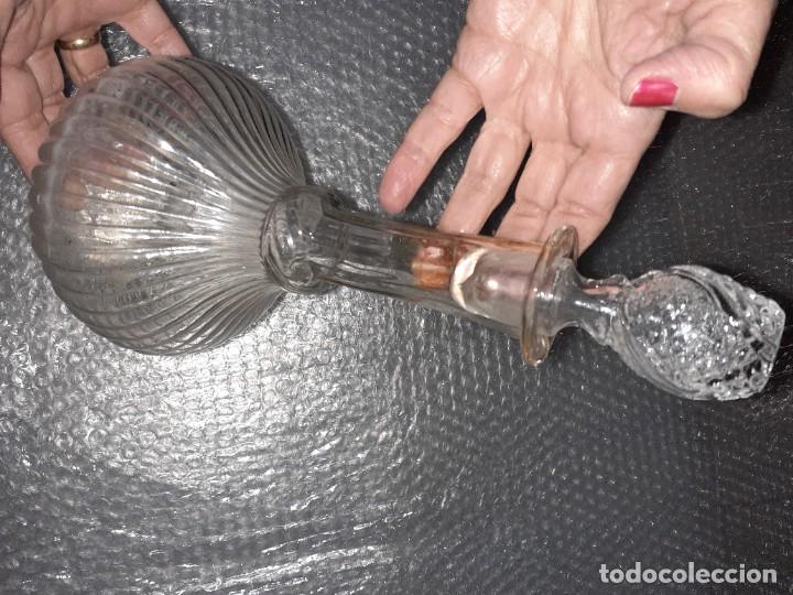 Botellas antiguas: Botella de licor cristal tallado - Foto 2