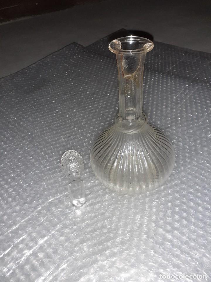 Botellas antiguas: Botella de licor cristal tallado - Foto 1