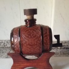 Botellas antiguas: BOTELLA-TONEL COLOR ÁMBAR CON GRIFO.CON SOPORTE DE MADERA.AÑOS 80. Lote 327064958