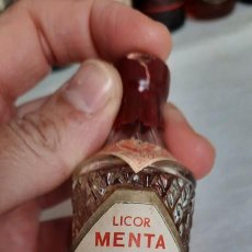 Botellas antiguas: BOTELLITA O BOTELLIN LICOR DE MENTA BODEGA VIÑA JT. Lote 327257408