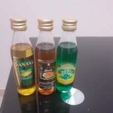 Botellas antiguas: VENDO 3 MINI BOTEILLAS DE RON MIEL,LICOR DE BANANA Y OTRA DE MENTA,VINTAGE,SIN USAR Y ABRIR,AÑO 2012. Lote 331799113