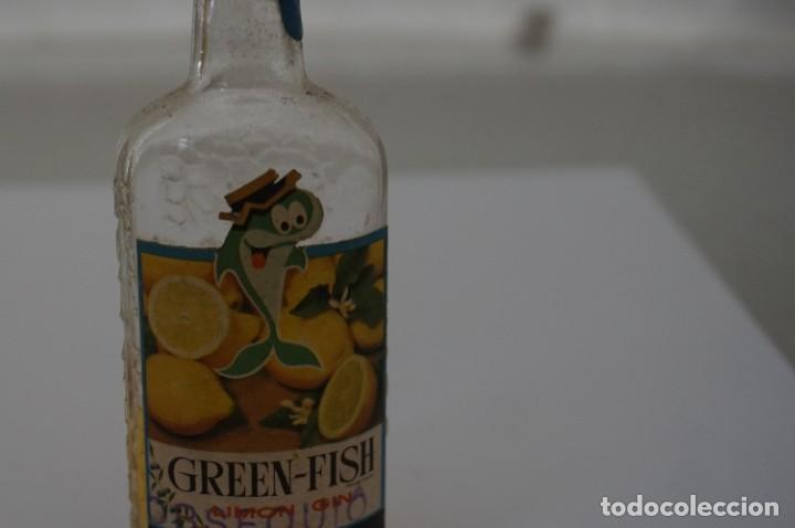 Botellas antiguas: BOTELLIN - LIMON GIN - GREEN FISH - Foto 2