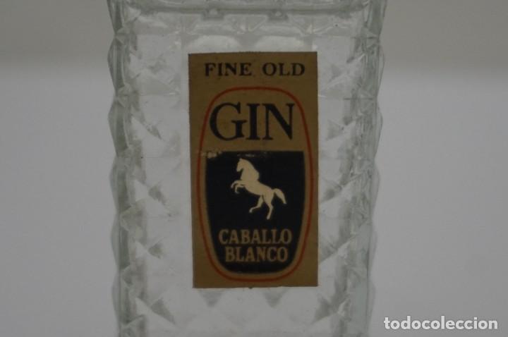 Botellas antiguas: BOTELLIN - FINE OLD - GIN CABALLO BLANCO - Foto 2