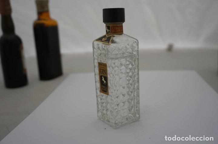 Botellas antiguas: BOTELLIN - FINE OLD - GIN CABALLO BLANCO - Foto 3