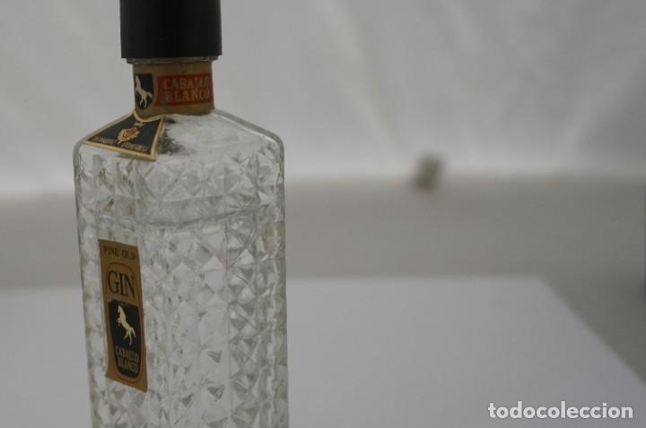 Botellas antiguas: BOTELLIN - FINE OLD - GIN CABALLO BLANCO - Foto 4