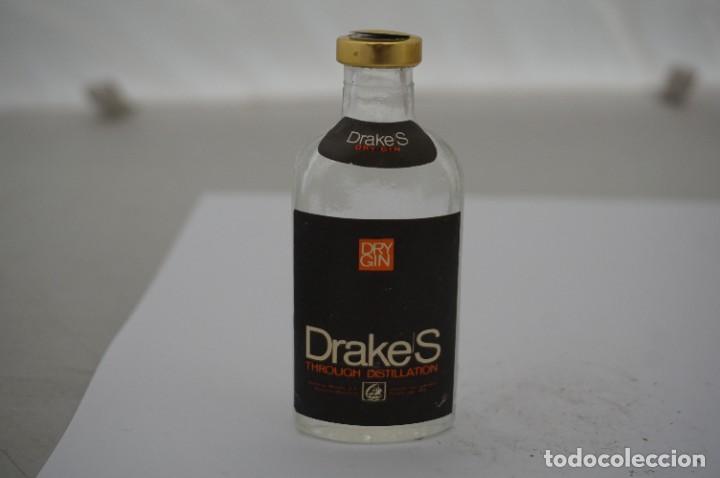 Botellas antiguas: BOTELLIN - DRY GIN DRAKES - THROUGH DISTILLATION - Foto 1