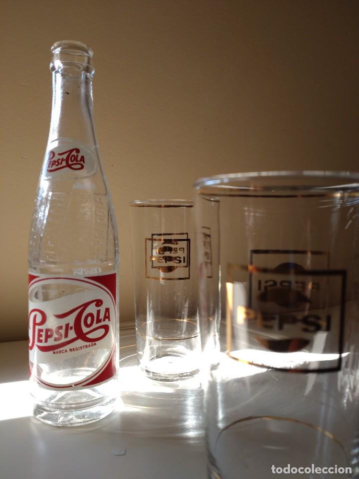 Botellas antiguas: Antigua botella Pepsi Cola con 2 vasos - Foto 1