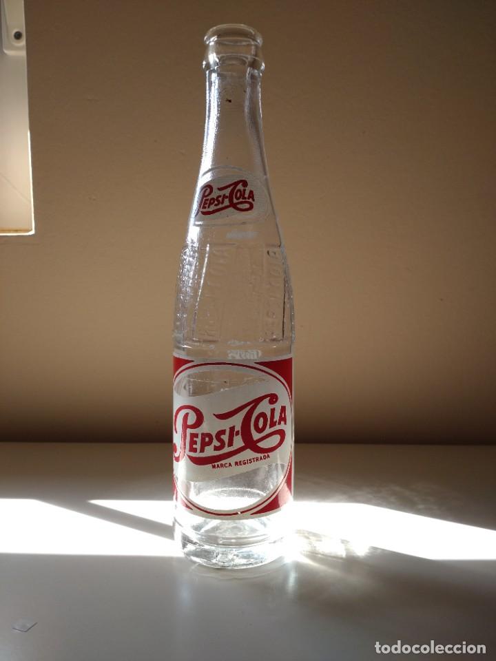 Botellas antiguas: Antigua botella Pepsi Cola con 2 vasos - Foto 2