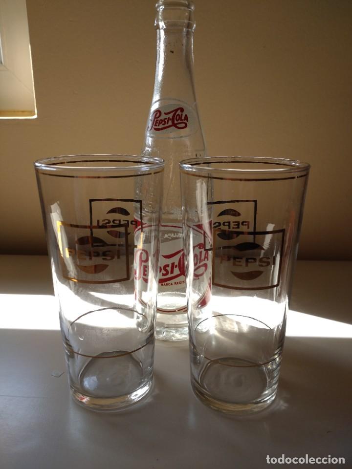 Botellas antiguas: Antigua botella Pepsi Cola con 2 vasos - Foto 3