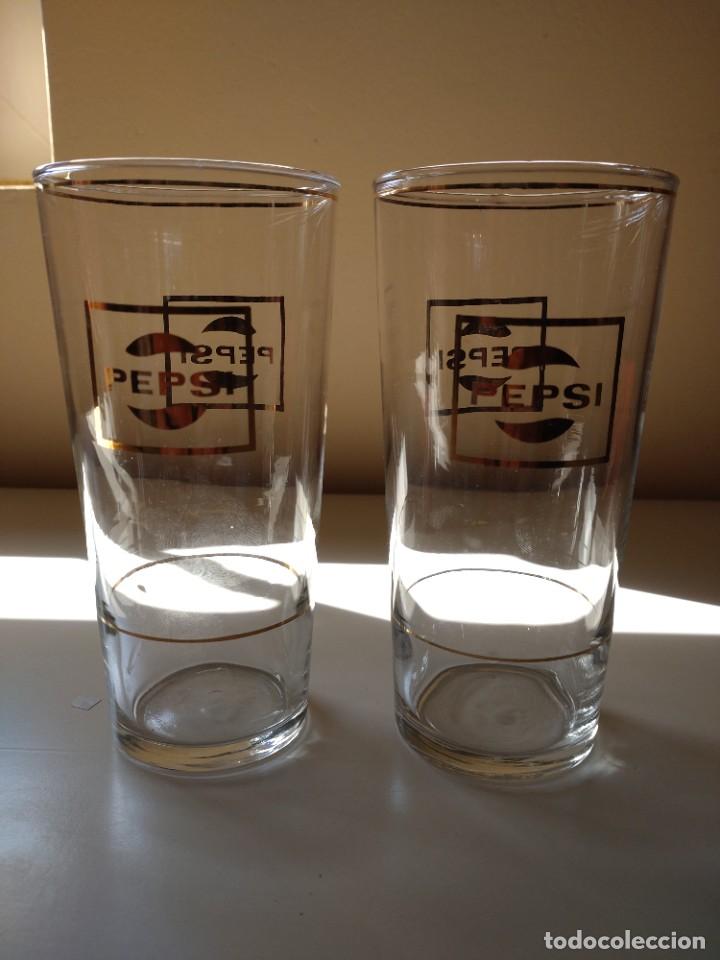 Botellas antiguas: Antigua botella Pepsi Cola con 2 vasos - Foto 4