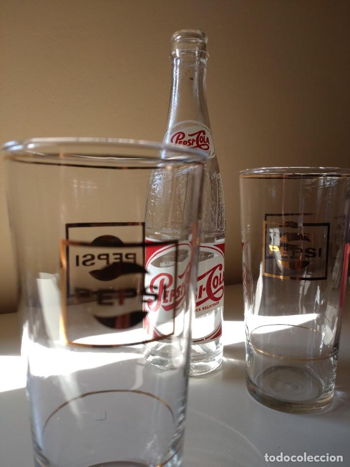 Botellas antiguas: Antigua botella Pepsi Cola con 2 vasos - Foto 5
