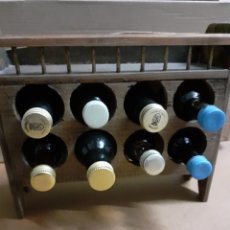 Botellas antiguas: MUEBLE DE MADERA CON 8 BOTELLINES, MIDE 21 X 18 CM. Lote 344142998
