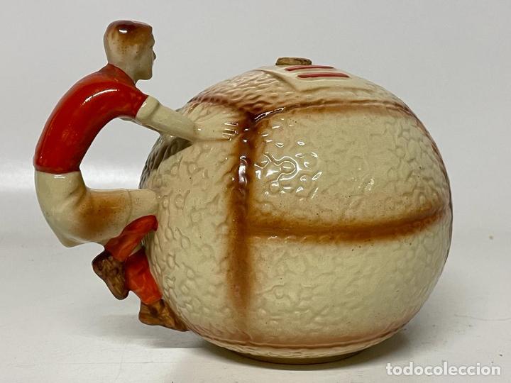 Botellas antiguas: CURIOSA BOTELLA EN FORMA DE BALON (VAC&Iacute;A) - Foto 2
