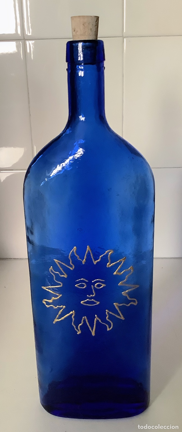 Botellas antiguas: Botella cristal azul a&ntilde;il decorada con sol - Foto 1