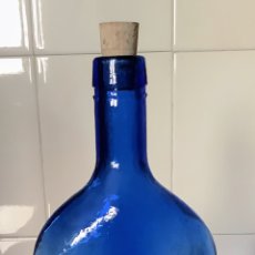 Botellas antiguas: BOTELLA CRISTAL AZUL AÑIL DECORADA CON SOL
