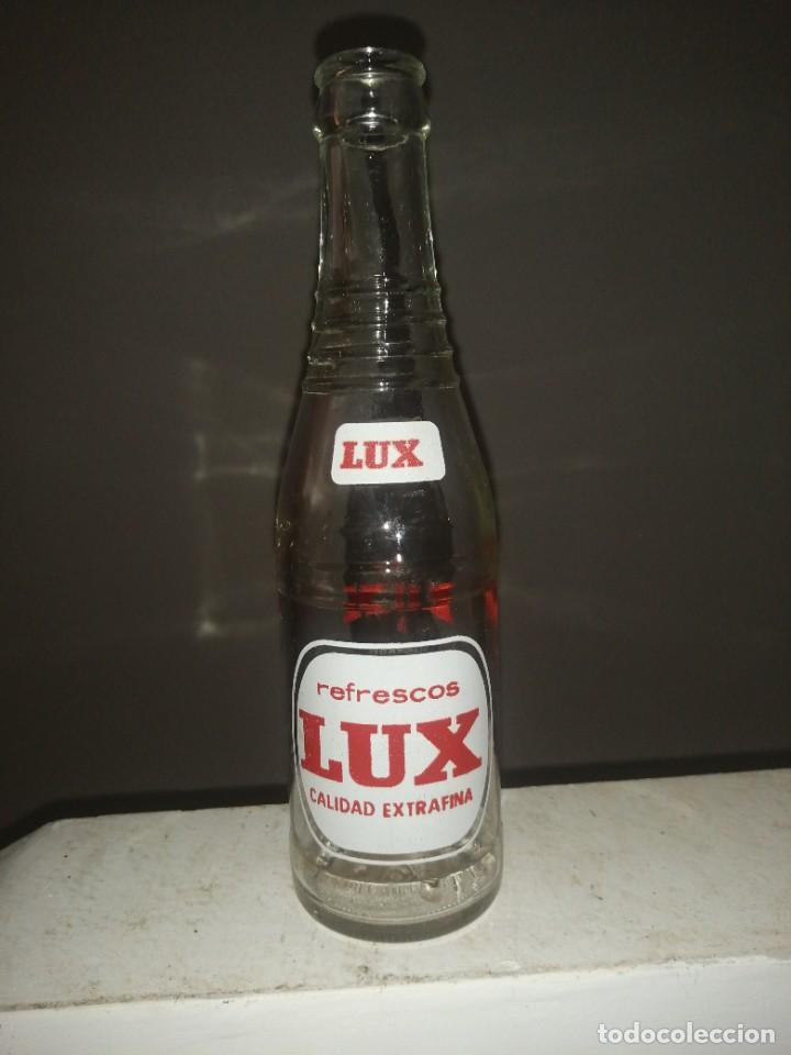 Botellas antiguas: Botella refrescos LUX serigrafiada - Foto 1