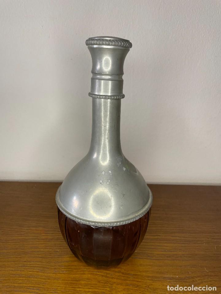 Botellas antiguas: RARA ANTIGUA BOTELLA LICORERA CON CUERPO DE CRISTAL Y ALUMINIO.