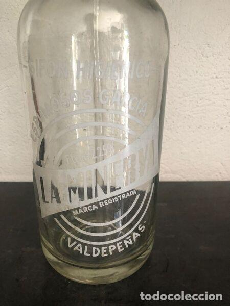 Botellas antiguas: BOTELLA DE SIF&Oacute;N LA MINERVA- VALDEPE&Ntilde;AS - Foto 2