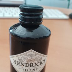 Botellas antiguas: BOTELLA DE GIENBRA HENDRICK'S- MINIATURA VACÍA