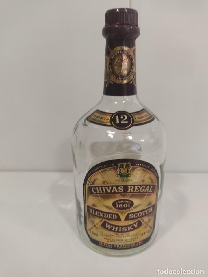 Botellas antiguas: Botella y caja de whisky Chivas. - Foto 2