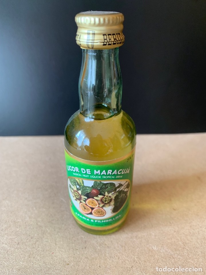 Botellas antiguas: BOTELL&Iacute;N DE LICOR DE MARACUJ&Aacute;. - Foto 1