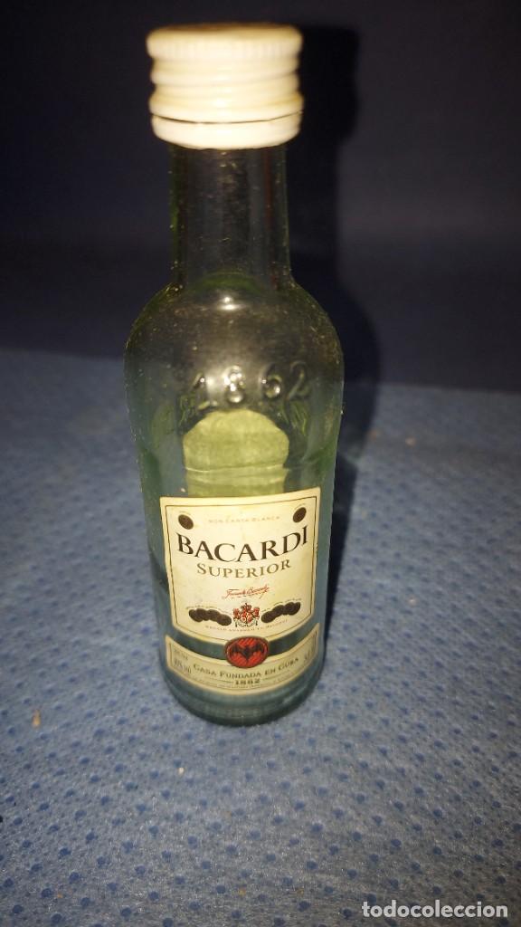 Botellas antiguas: RON BACARDI- BOTELLA MINIATURA - Foto 1