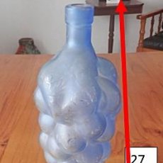 Botellas antiguas: BOTELLA EN FORMA DE RACIMO DE UVAS. CRISTAL OPACO.. Lote 362183485