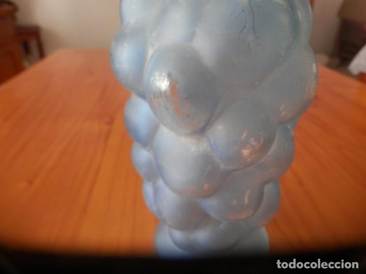 Botellas antiguas: BOTELLA EN FORMA DE RACIMO DE UVAS. CRISTAL OPACO. - Foto 4