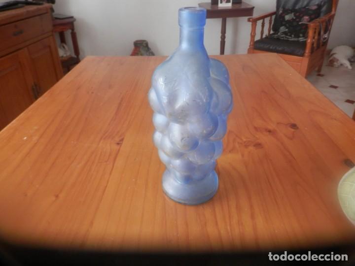 Botellas antiguas: BOTELLA EN FORMA DE RACIMO DE UVAS. CRISTAL OPACO. - Foto 5