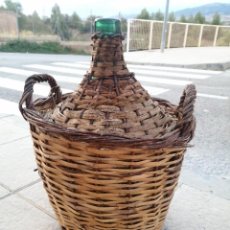 Bottiglie antiche: BOTELLA GARRAFA DAMAJUANA GRANDE CRISTAL FORRADA DE ESPARTO Y CAÑA MIMBRE VINO ARROBA VILELLA. Lote 362986855