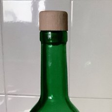 Botellas antiguas: BOTELLA DE CRISTAL VERDOSO CON FLORES GRABADAS “MIL FLORES”