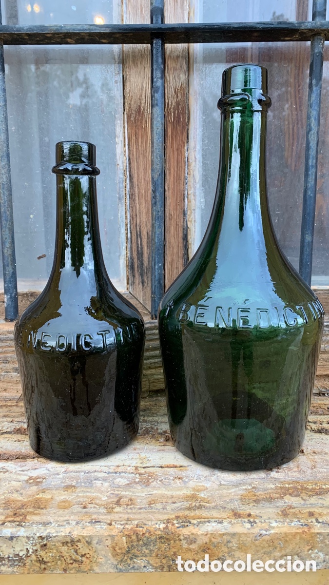 Botellas antiguas: LOTE DE 2 BOTELLAS ANTIGUAS BENEDICTINE + - Foto 1