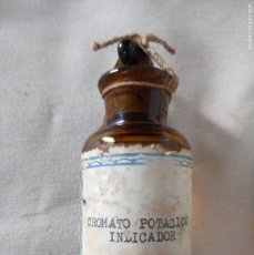 Botellas antiguas: BOTELLITA DE FARMACIA SIN ABRIR DE CROMATO POTASICO INDICADOR