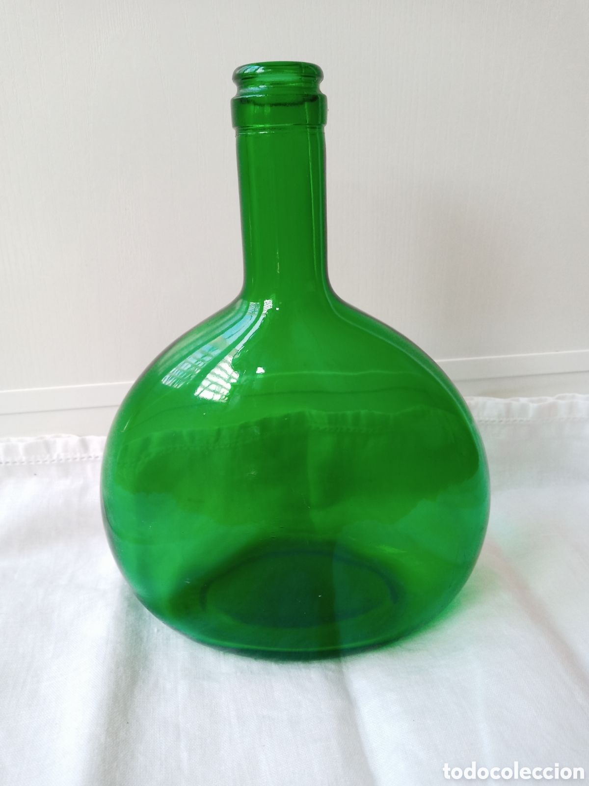 Botellas antiguas: Antigua botella de vidrio verde - Foto 1
