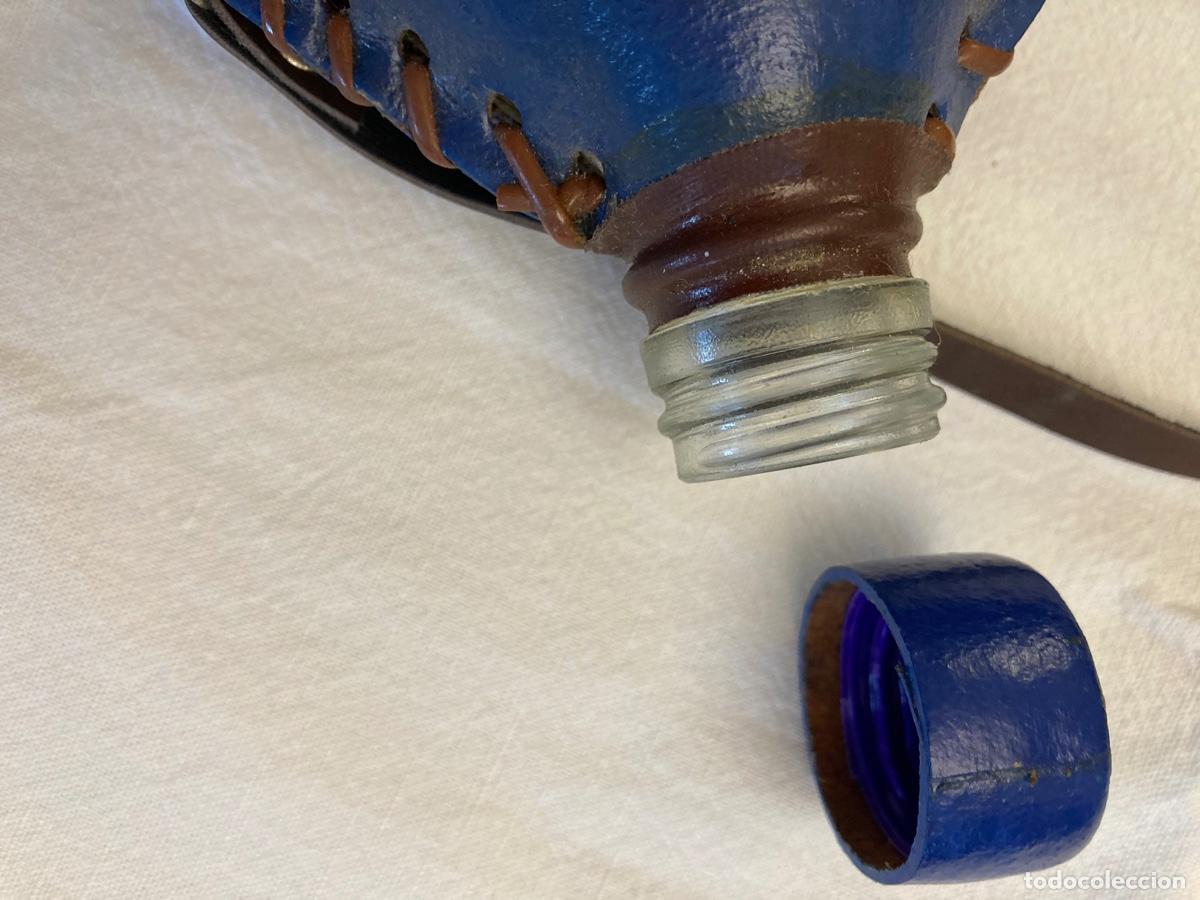 Botellas antiguas: Cantimplora de cristal forrada en cuero repujada - Foto 3