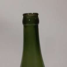 Botellas antiguas: BOTELLA DE CERVEZA EL LEÓN LETRAS GRABADAS EN RELIEVE. AÑOS 40-50