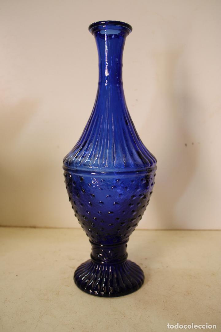 Botellas antiguas: botella de cristal azul - Foto 1