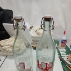 Botellas antiguas: 2 GASEOSAS DIFERENTES DE LA SARRIANA, SARRIA, LUGO, GALICIA GASEOSA FAMILIAR Y BEBIDAS REFRESCANTES. Lote 388889559