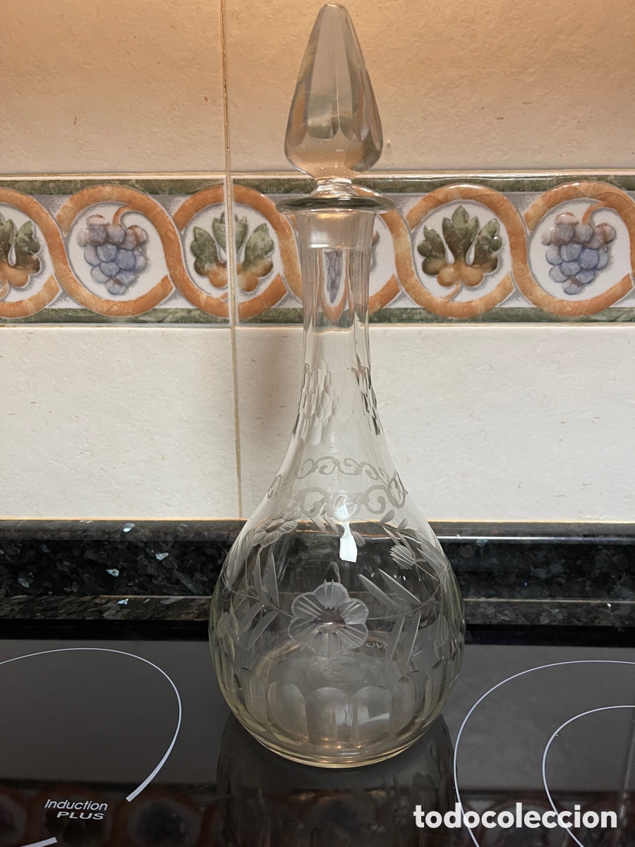 Botellas antiguas: Botella licorera labrada - Foto 2